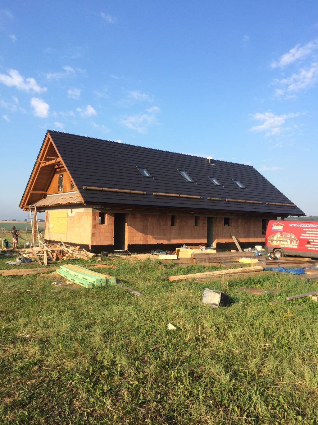 Střecha dle projektu, Rodinný dům v Karviné | RoofMont.cz
